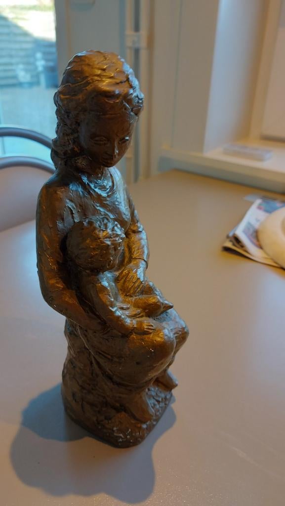 Moeder en kind. Gebakken klei.35 hoog.gesigneerd., Ophalen
