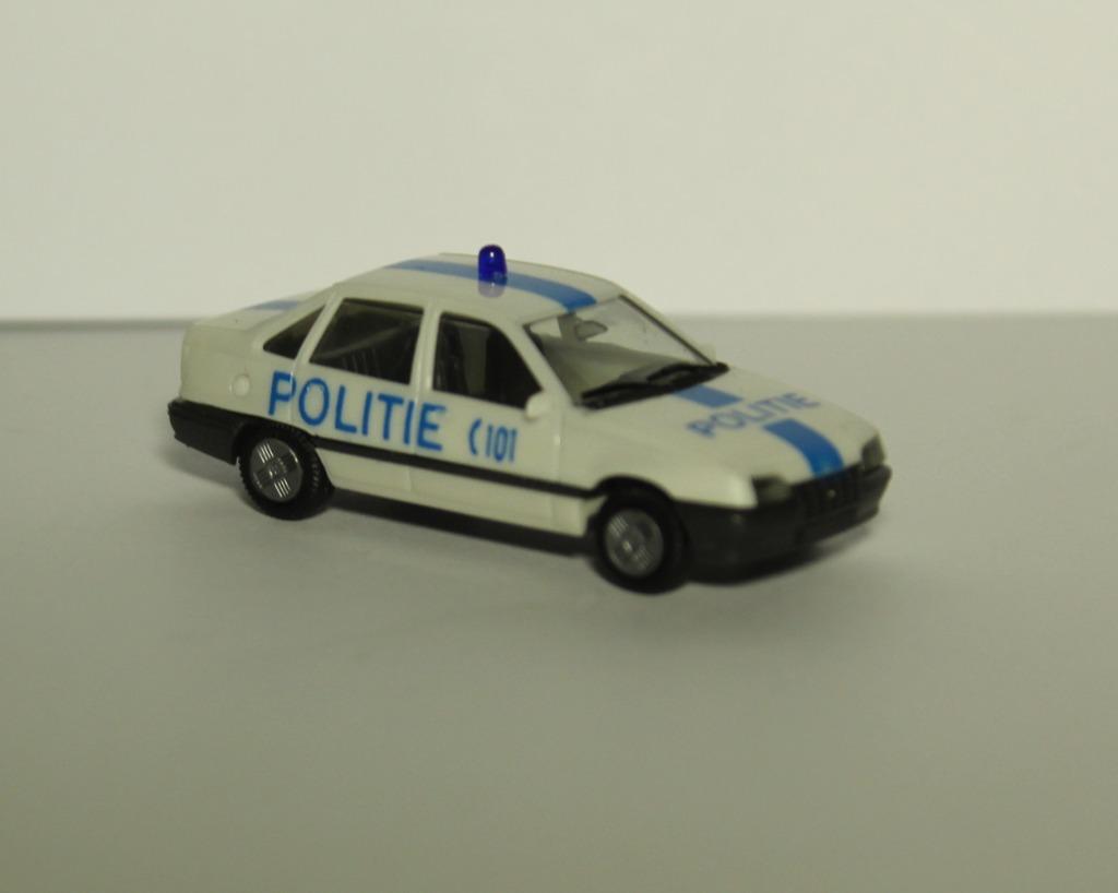 POLICE OPEL CADET 1/87, Collections, Enlèvement ou Envoi, Gendarmerie, Miniature ou Figurine