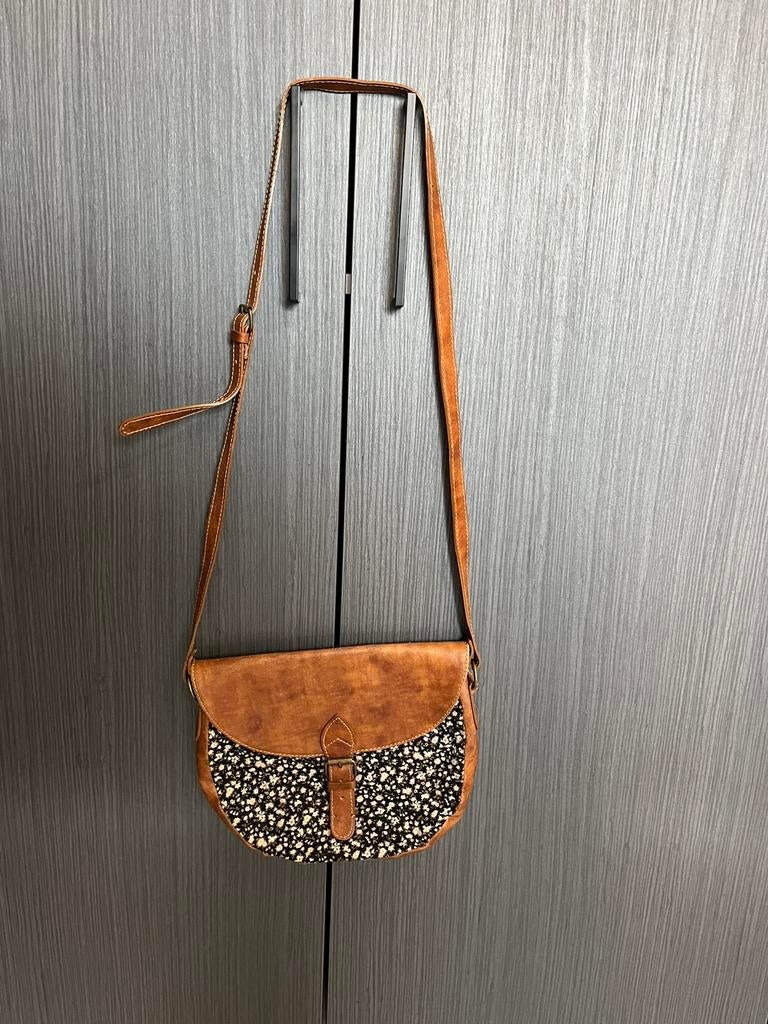 Bruin, zwarte handtas met bloemen, Handtassen en Accessoires, Tassen | Damestassen, Ophalen of Verzenden, Zo goed als nieuw, Zwart