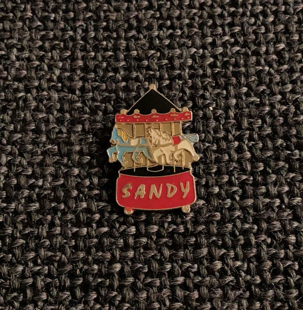 PIN - JEU MANEGE CHEVAL HORSE FORAIN ATTRACTION SANDY - BD, Collections, Envoi, Utilisé, Autres sujets/thèmes, Insigne ou Pin's
