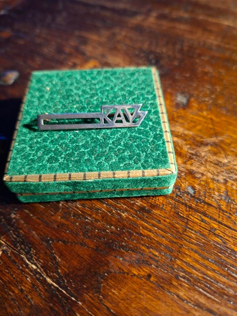 K.A.V pins, Verzamelen, Ophalen