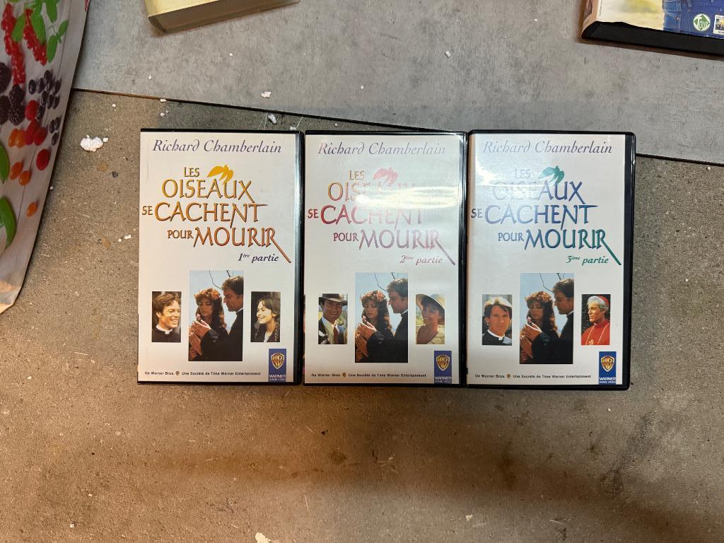 Lot 3 cassettes VHS Les oiseaux se cachent pour mourir, Cd's en Dvd's, VHS | Film, Alle leeftijden, Ophalen of Verzenden, Zo goed als nieuw