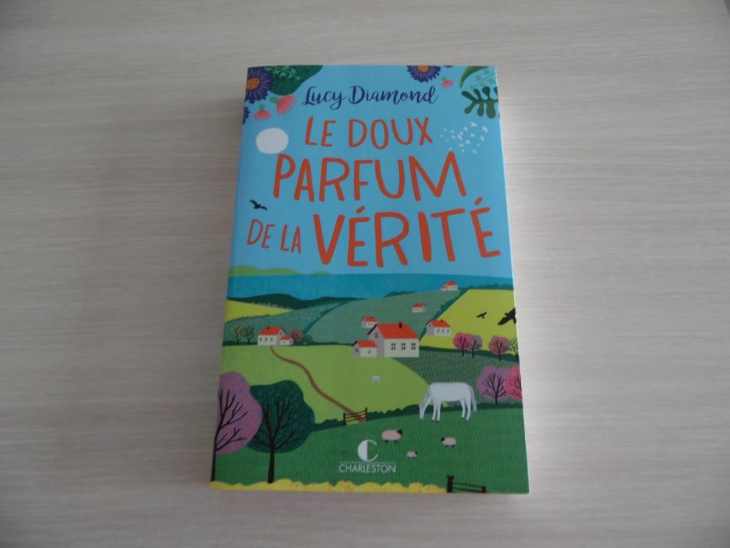 LE DOUX PARFUM DE LA VÈRITÉ     LUCY  DIAMOND, Livres, Romans, Comme neuf, Europe autre, Envoi