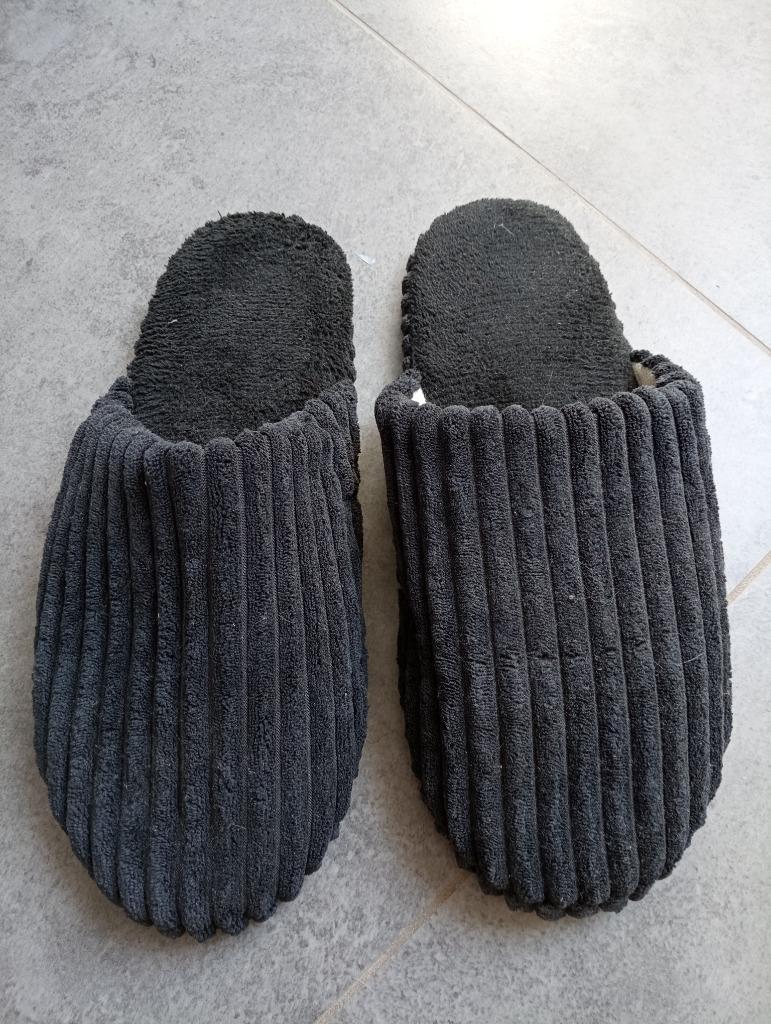 Pantoufles homme 45/46 neuf, Neuf, Enlèvement, Pantoufles, Noir