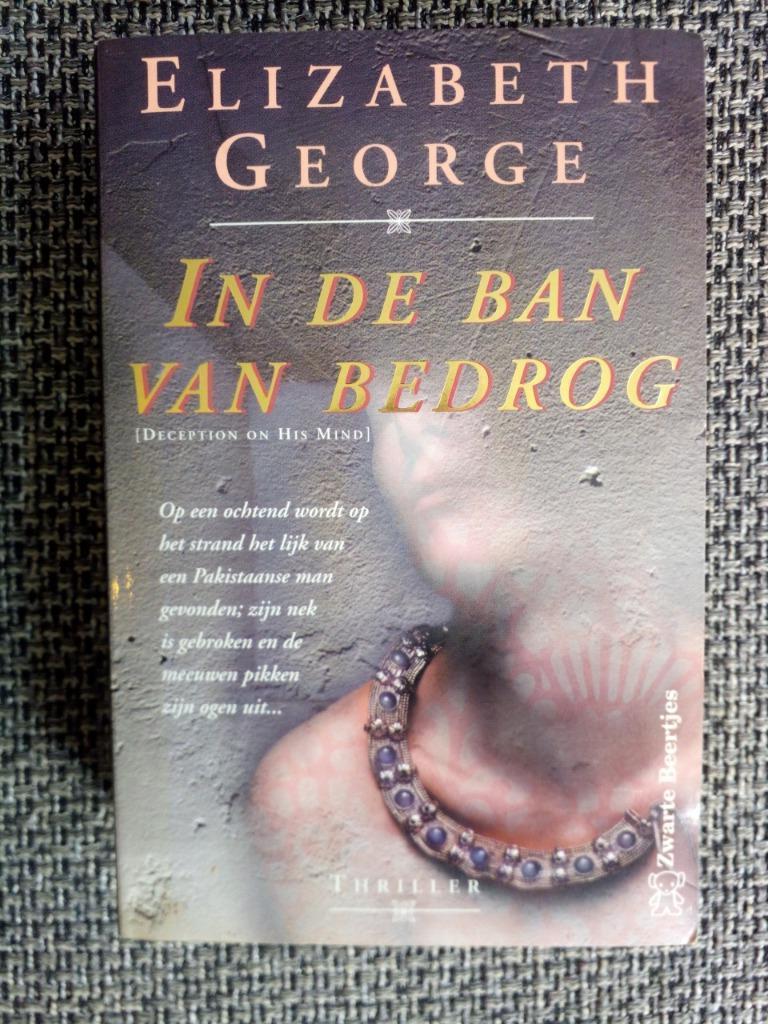 Elizabeth George- In de ban van bedrog (Thomas Lynley)- 3 ex, Boeken, Ophalen of Verzenden, Gelezen, Elizabeth George