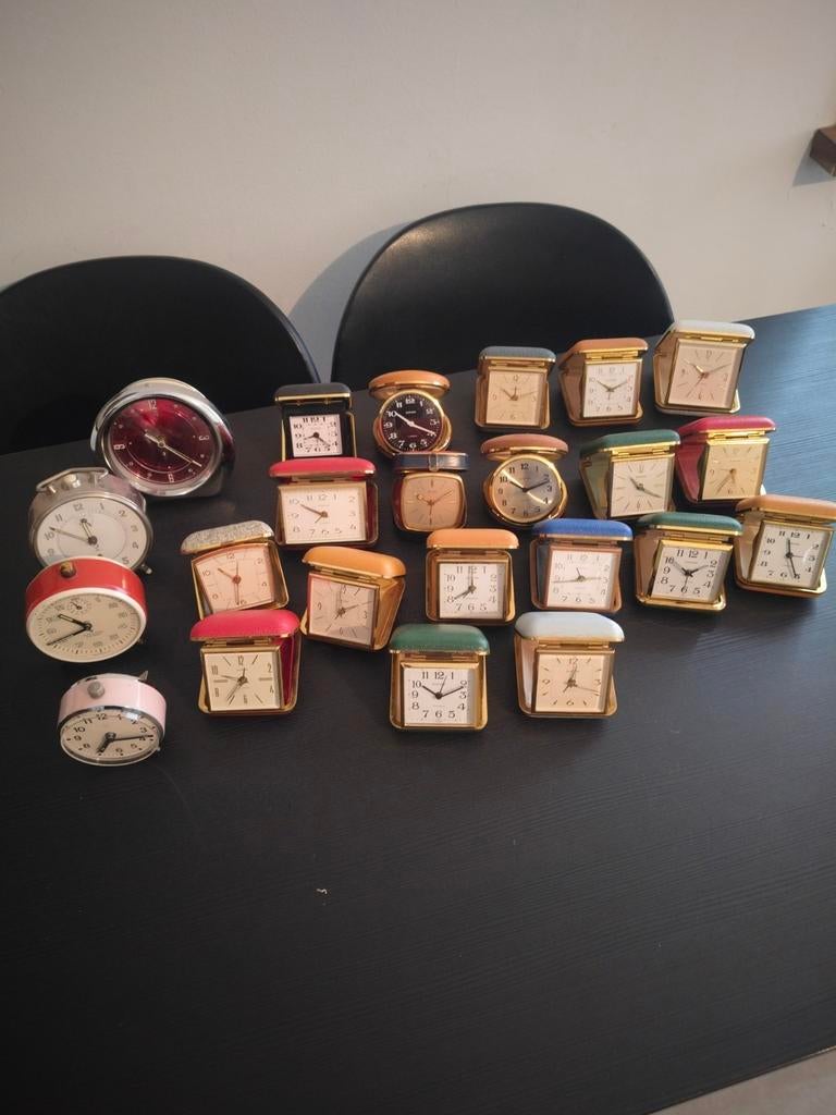 23 travel alarm clocks, a beautiful collection, Ophalen of Verzenden