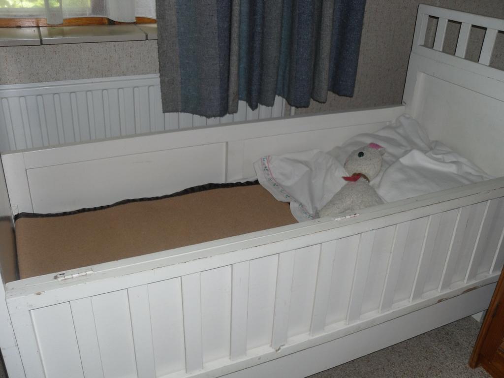 Vintage kinderbedje (jaren '40), Kinderen en Baby's, Ophalen, Gebruikt, Lattenbodem