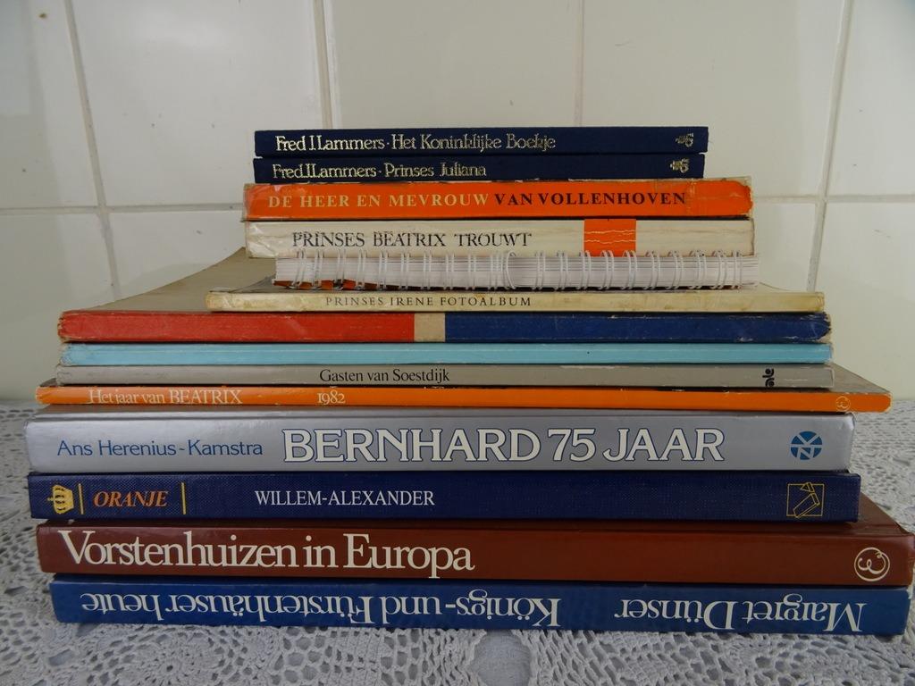 Collectie boeken Nederlands koningshuis Royalty Los te koop!, Verzamelen, Ophalen of Verzenden, Zo goed als nieuw, Tijdschrift of Boek