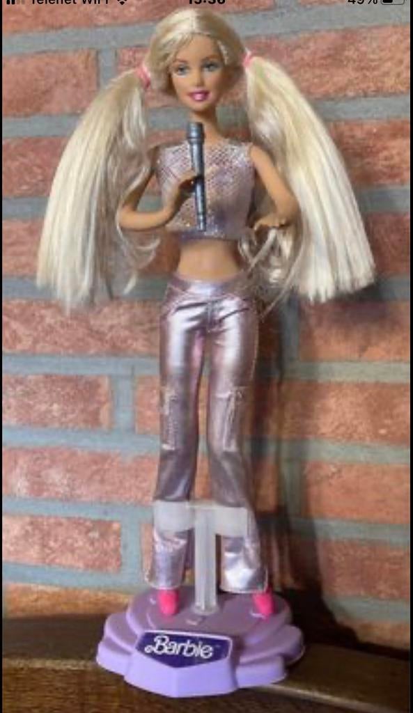 Mooie Barbie,met benensteun en microfoon., Ophalen of Verzenden, Zo goed als nieuw