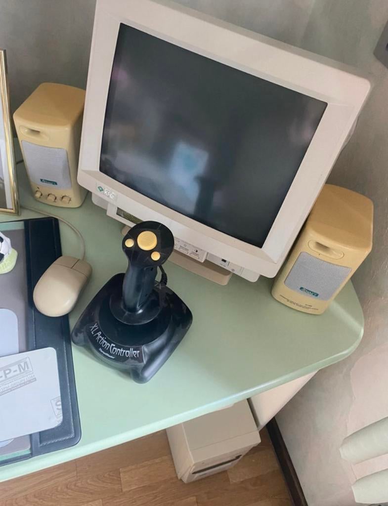 Computer jaren 90 met een joystick en losse speakers, Enlèvement
