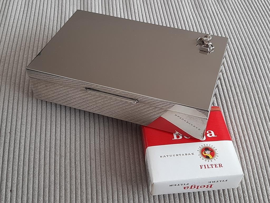 Superbe coffret à cigarettes en métal argenté logo FERRARI, Collections, Articles de fumeurs, Briquets & Boîtes d'allumettes, Comme neuf