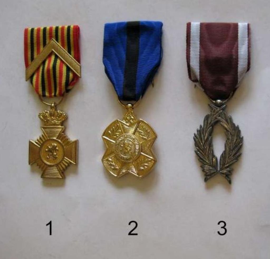Un peu d'équipement militaire - ABL - Armée - Insigne, Enlèvement, Autres