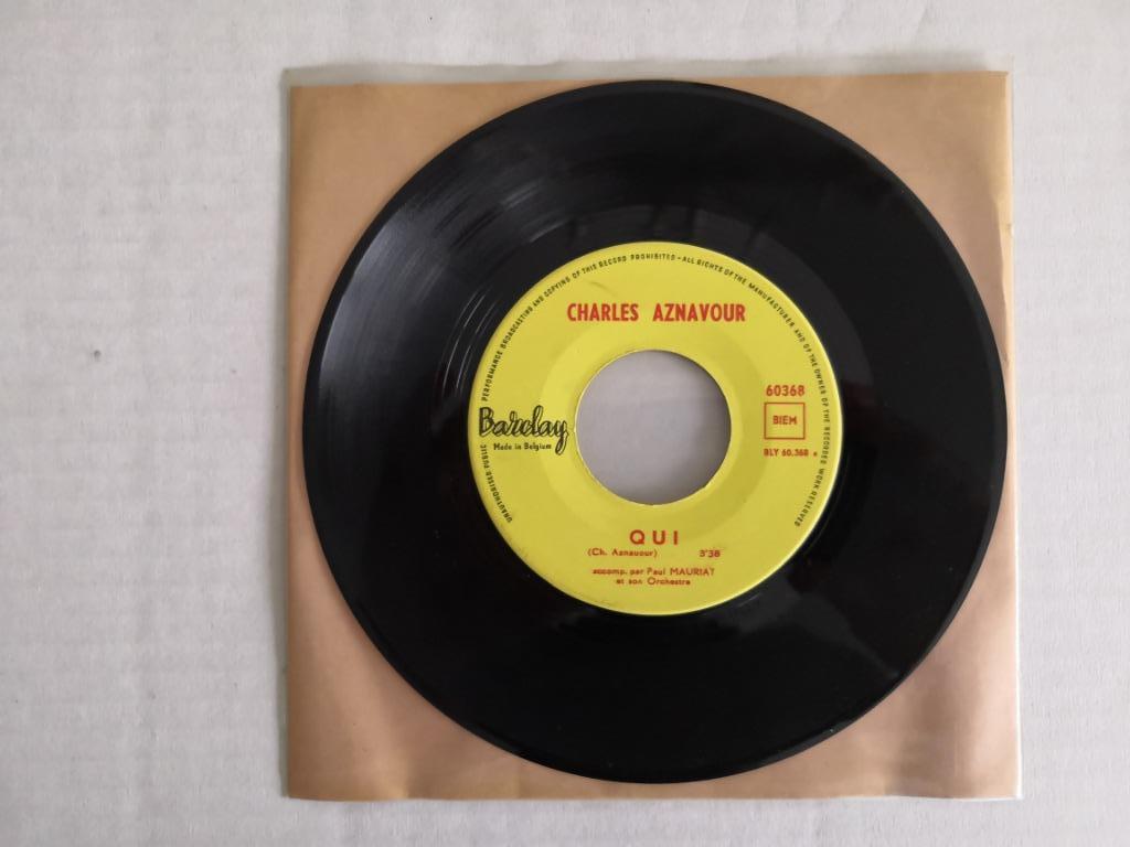 CHARLES AZNAVOUR - Qui (single), CD & DVD, Vinyles Singles, Enlèvement ou Envoi, Comme neuf, Pop