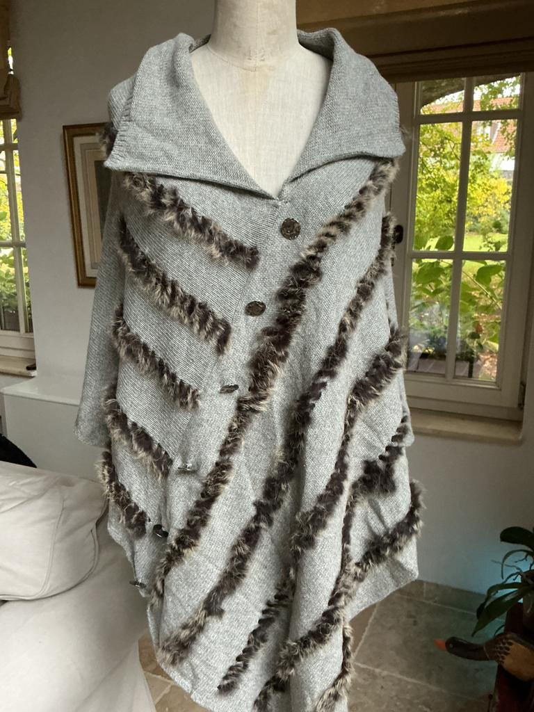 Poncho ( cape) van tricot , maten S en M, Ophalen of Verzenden, Zo goed als nieuw, Grijs