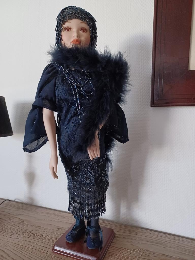 poupée en porcelaine sur pied, Antiquités & Art, Enlèvement ou Envoi