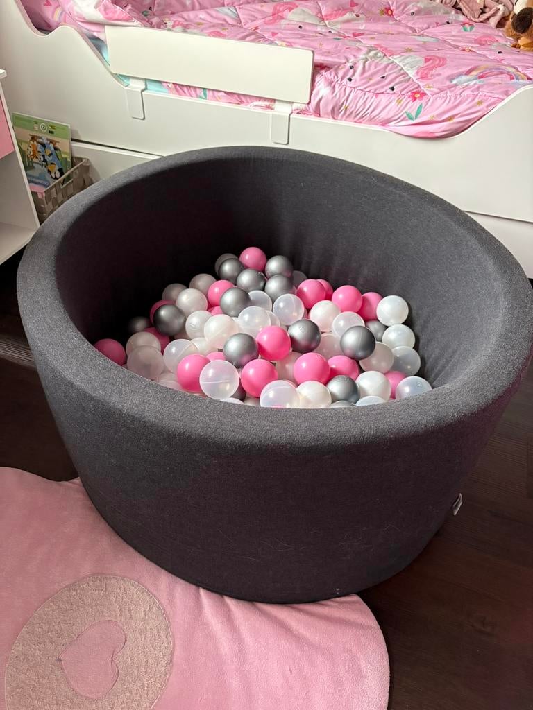 Ballenbad 90x30 cm met roze-witte en zilveren balletjes, Kinderen en Baby's, Speelgoed | Speeltenten, Ophalen, Zo goed als nieuw