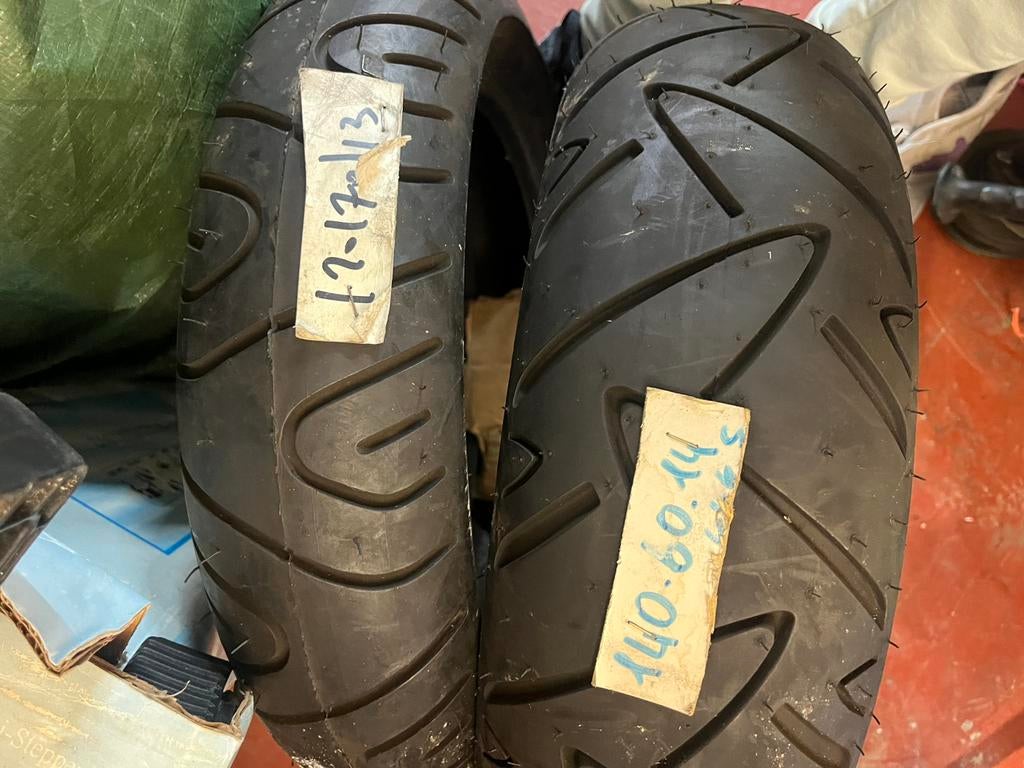 Des pneus, Motos, Enlèvement