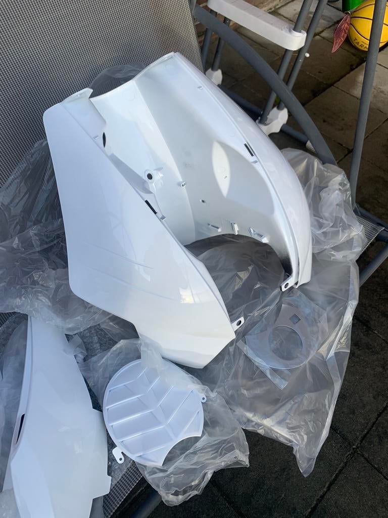 Peugeot ludix kit tnt carenage (6 pieces) nouveau, Vélos & Vélomoteurs, Enlèvement ou Envoi, Comme neuf, Peugeot