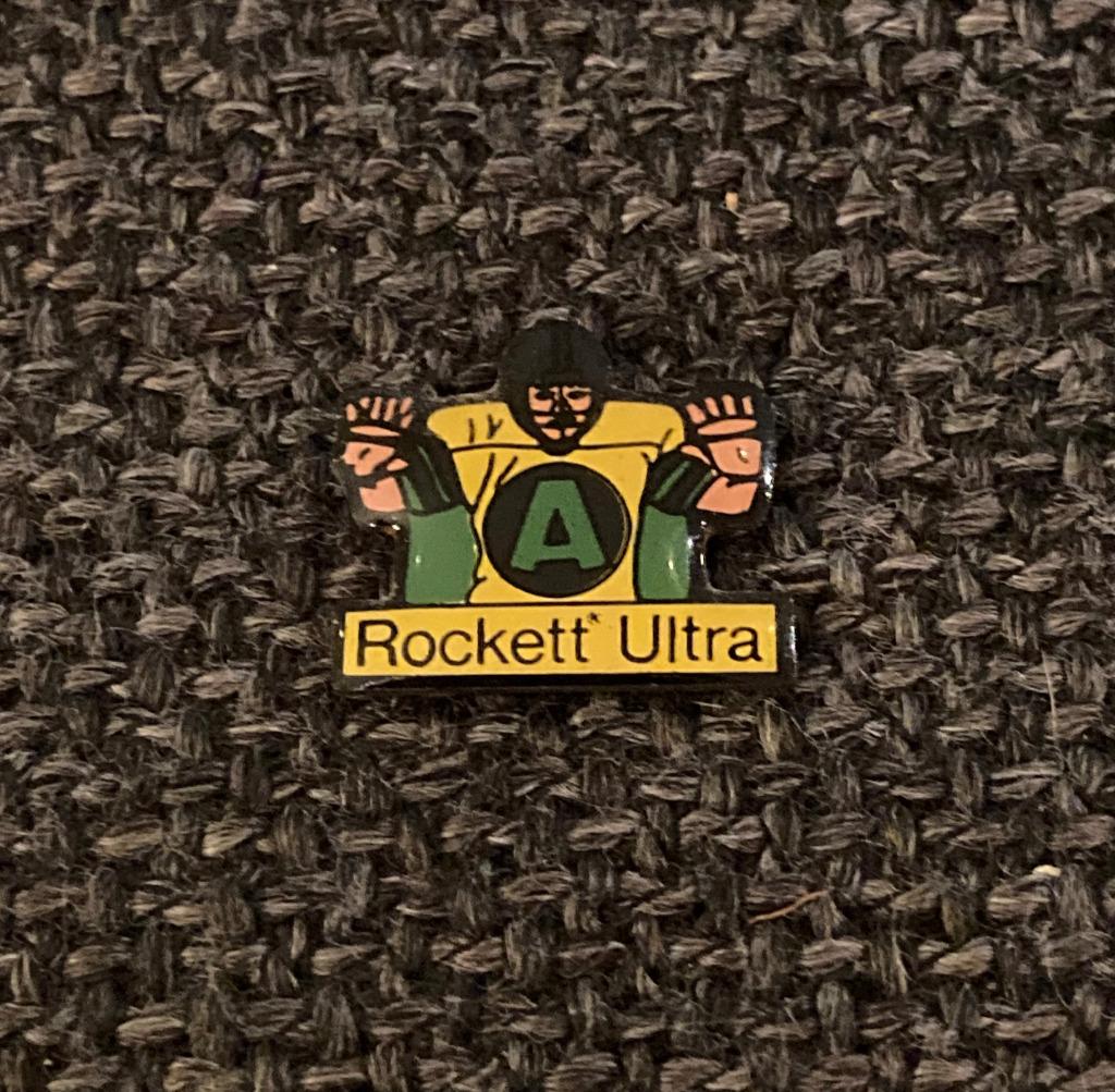 PIN - ROCKETT ULTRA - RUGBY - AMERICAN FOOTBALL, Verzenden, Gebruikt, Sport, Speldje of Pin