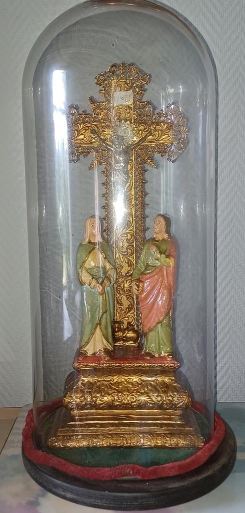Glazen stolp met kruisbeeld, Enlèvement, Utilisé
