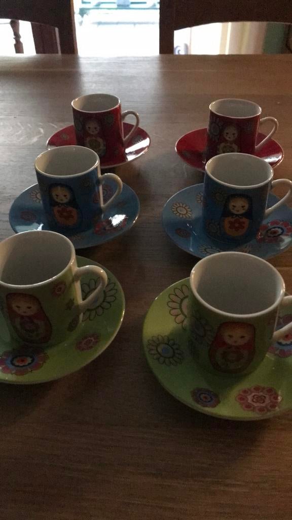 Matryoshka mokka-picknick in de stad 6 kopjes