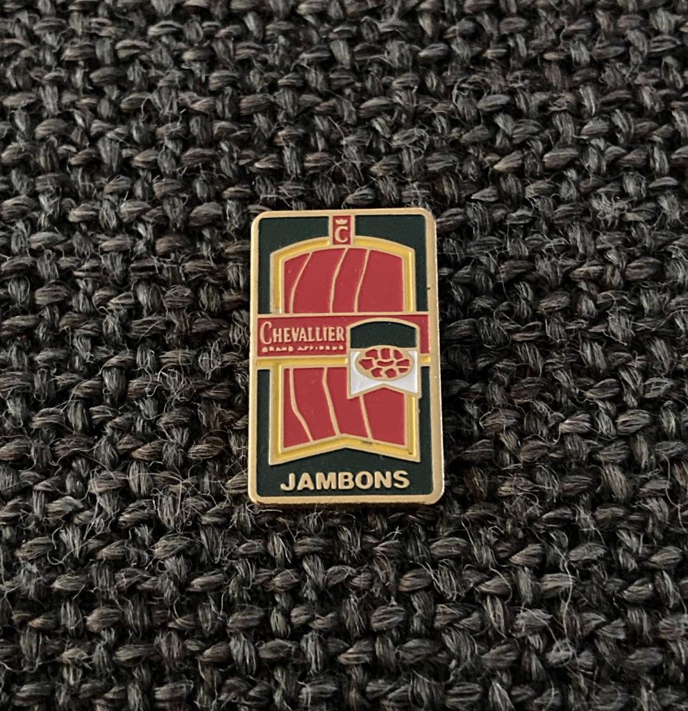 PIN - CHEVALLIER - JAMBONS - JAMBON - HAM - HESP, Verzenden, Gebruikt, Merk, Speldje of Pin
