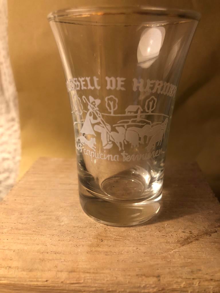 jeneverglas HASSELT DE HERDER dist.capucina tervueren, Verzamelen, Verzenden, Gebruikt, Borrel- of Shotglas
