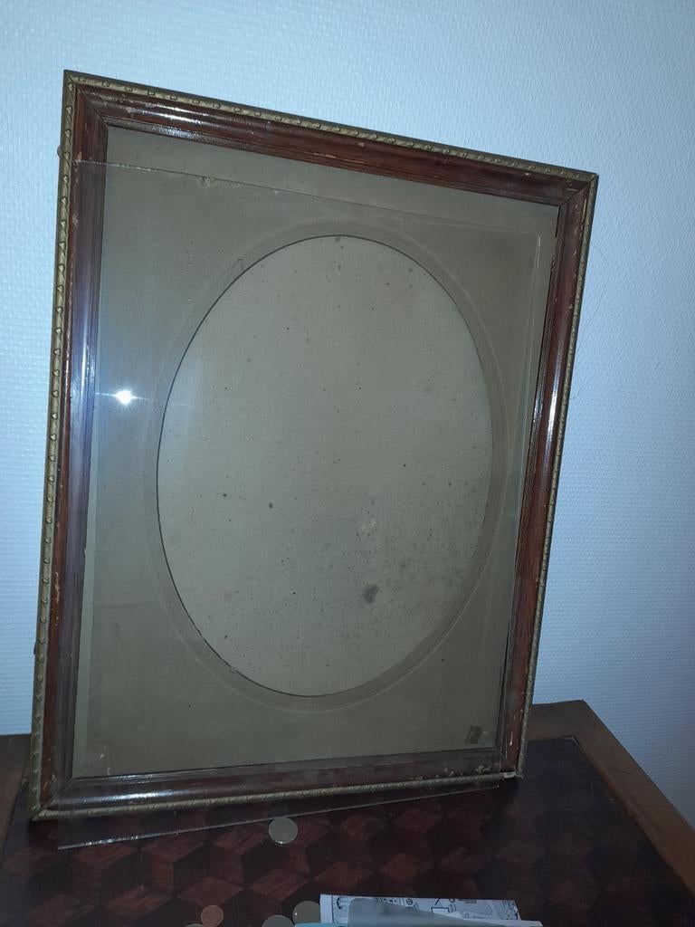 Cadre ancien avec son passe-partout et sa vitre