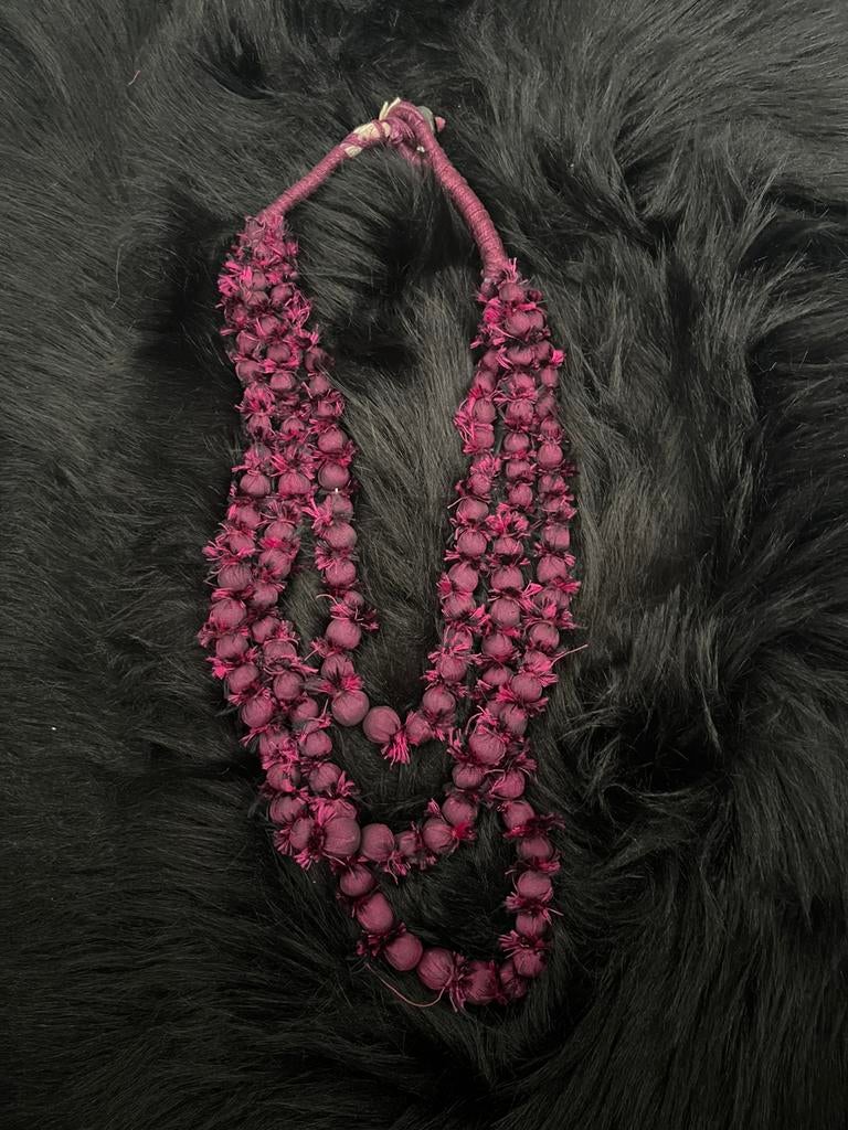 Bordeaux stoffen ketting, Bijoux, Sacs & Beauté, Colliers, Enlèvement ou Envoi, Utilisé, Violet, Autres matériaux