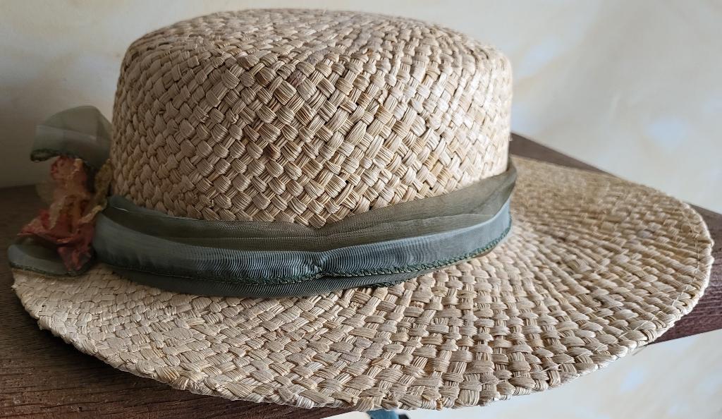 Strohoed voor dames, lint en tule bloem *** VINTAGE ***, Kleding | Dames, Hoeden en Petten, Zo goed als nieuw, Hoed, 55 cm (S, 6⅞ inch) of minder