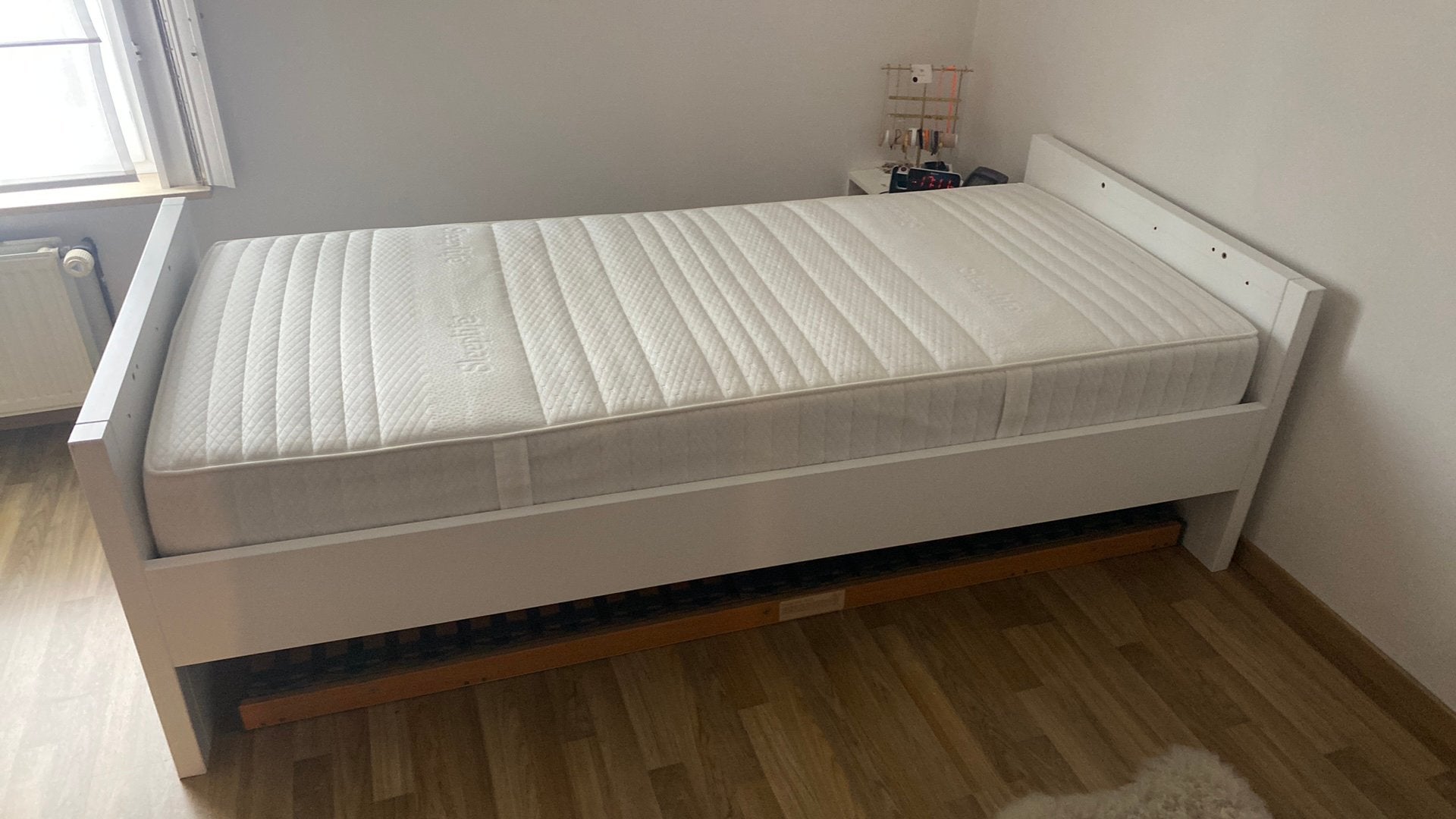 Lit simple blanc avec matelas en plumes, Maison & Meubles, Enlèvement, Comme neuf, Une personne, Blanc