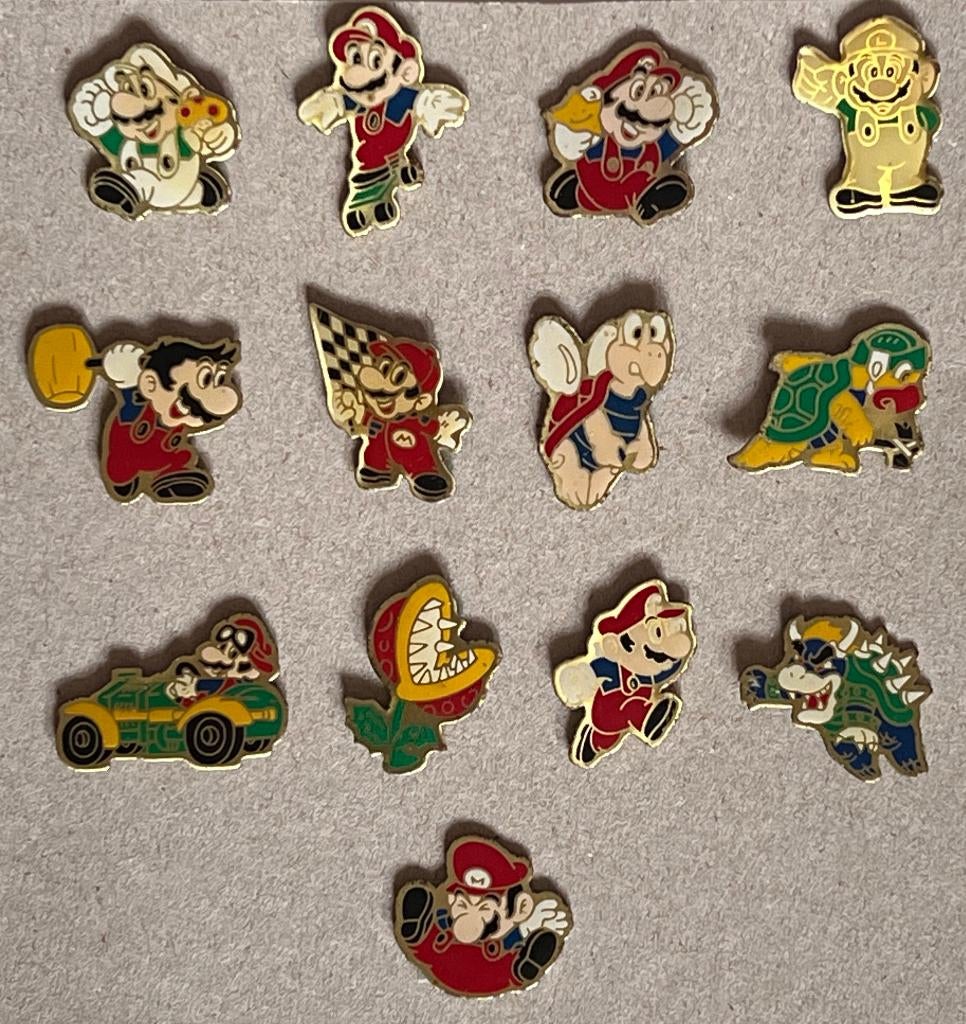 Lot de 13 pin's Super Mario Bros sous licence (1988), Collections, Enlèvement ou Envoi, Utilisé, Autres sujets/thèmes, Insigne ou Pin's