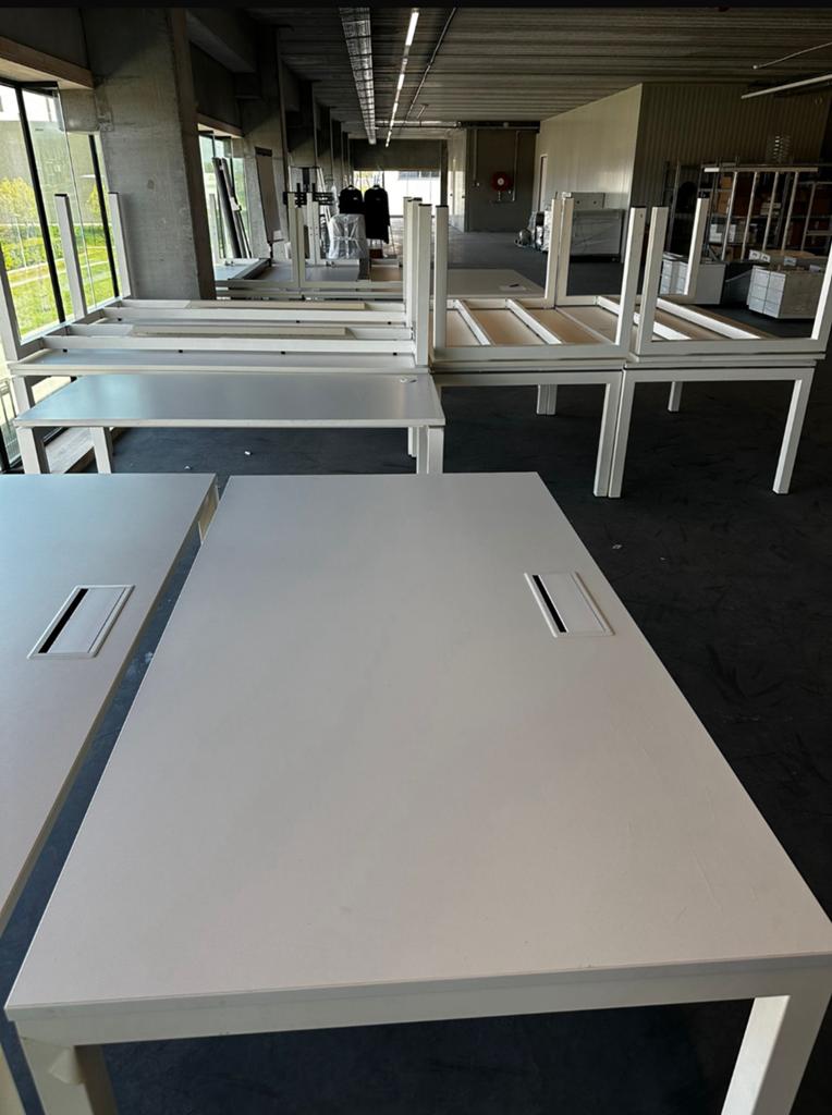 2x bureau met kabeldoorvoer, Maison & Meubles, Bureaux, Enlèvement, Goulotte de câbles, Utilisé, Blanc