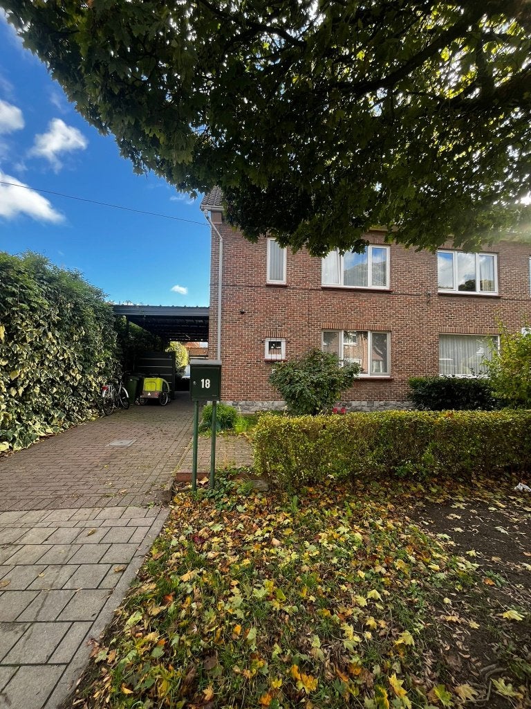 HALFOPENBOUW VOLLIDIG WONING TE HUUR  IN WESTVELD  GENT, Immo, 250 m², 4 pièces, Maison individuelle, En direct du propriétaire