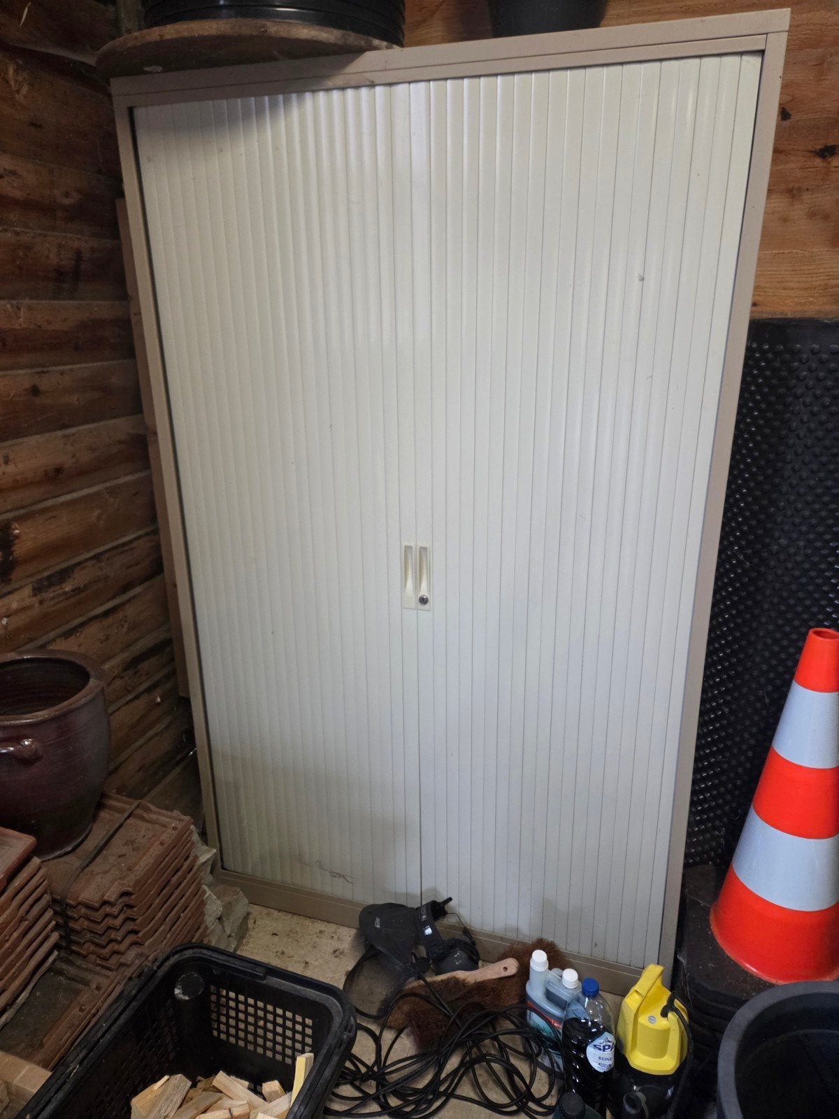 vend armoire métallique a volets 100€, Ophalen