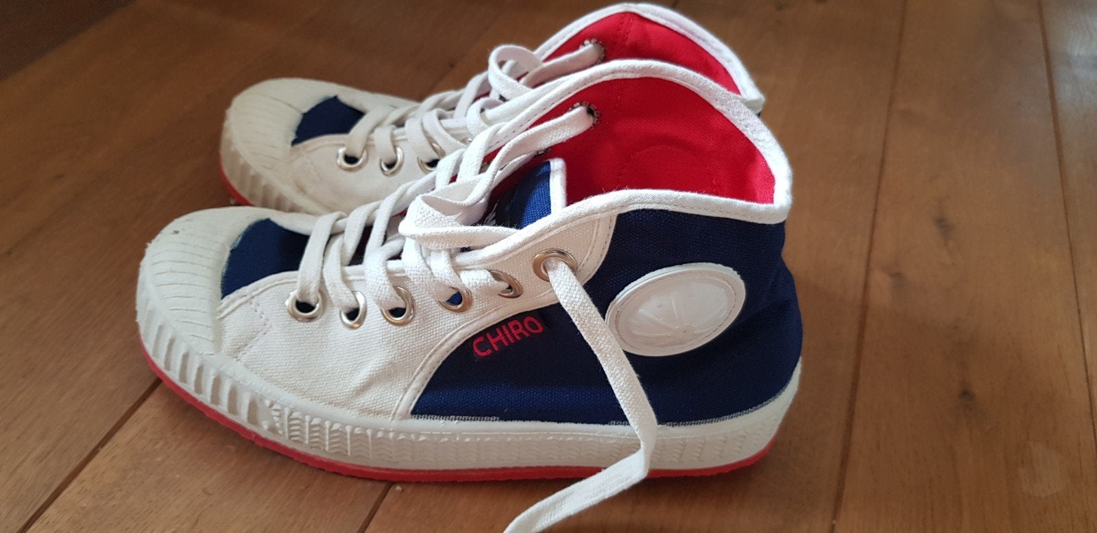 Komrads Chirosneakers maat 35, Ophalen of Verzenden
