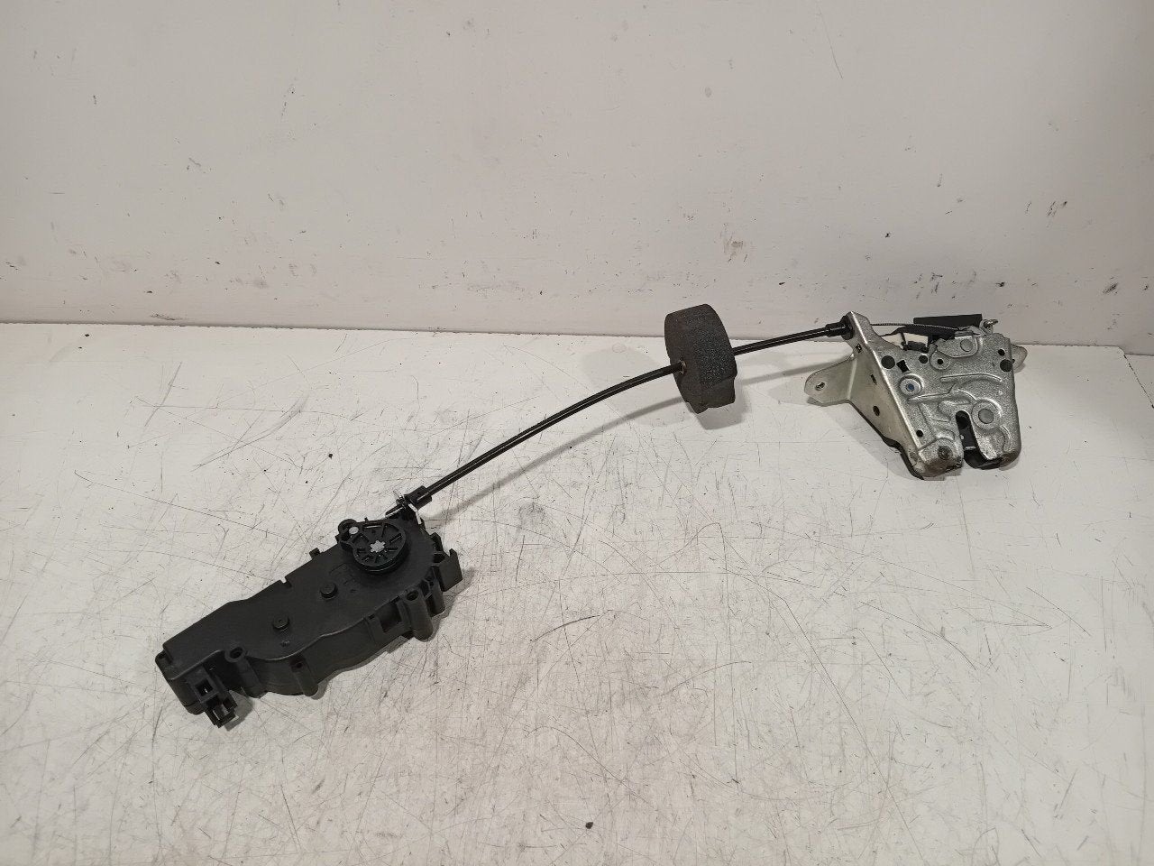 Slot mechaniek kofferdeksel achterklep elektrisch Mercedes-B, Onderdelen@venauto.nl, Van der Ven Autorecycling B.V., Ettenseweg 76, 4706 PB Roosendaal, The Netherlands
