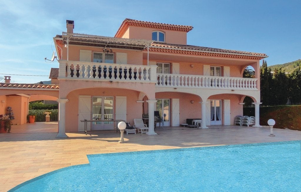 Te huur in Zuid-Frankrijk/Languedoc/ROQUEBRUN, Propriétaire, Village, Maison de campagne ou Villa, 3 chambres à coucher