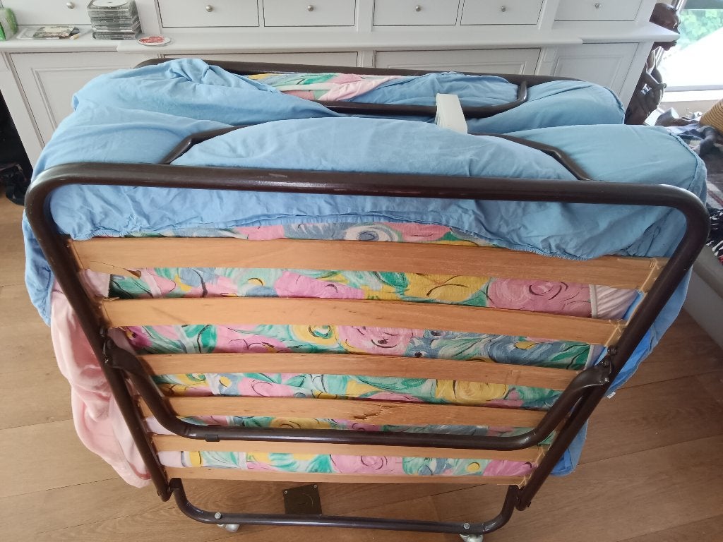 Logeerbed inklapbaar op wieltjes, Ophalen, Gebruikt, Eenpersoons, Bruin