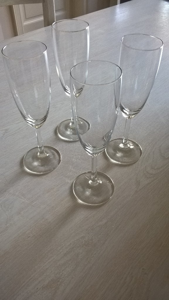 4 glazen voor cava of champagne, Ophalen