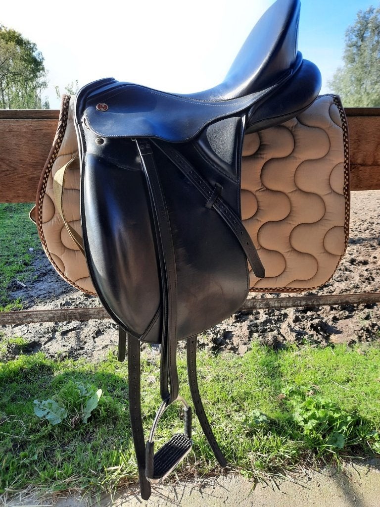 Zadel en toebehoren, Siège semi-creux, L (17.5 pouces), Moyen, Comme neuf