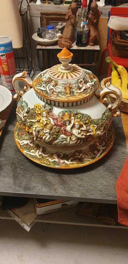 vintage Capodimonte soepterrine met bijpassende schotel en d, Antiek en Kunst, Antiek | Servies compleet, Ophalen