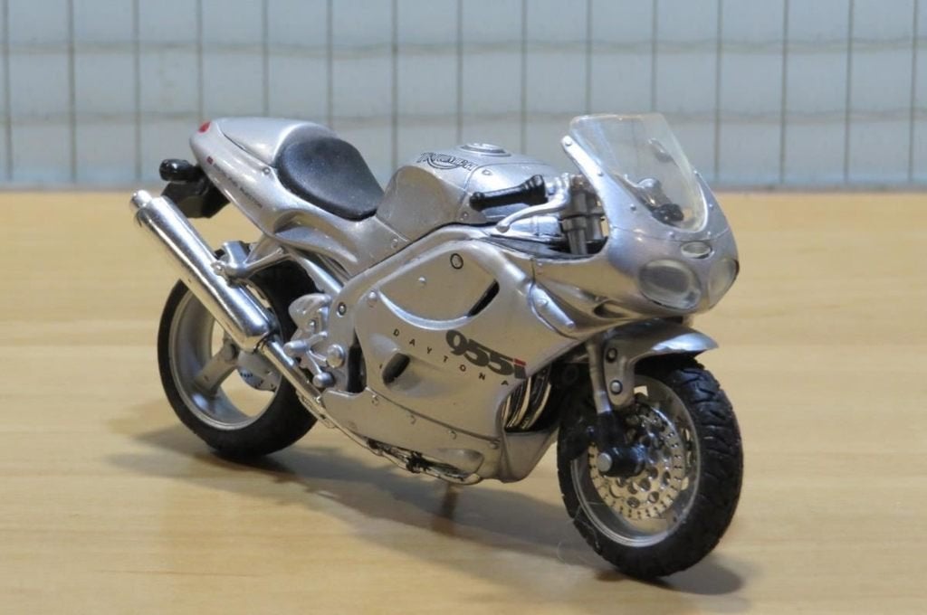 Triumph Daytona 955i 1:18 Maisto blister, Enlèvement ou Envoi, Neuf, Moteur, Maisto