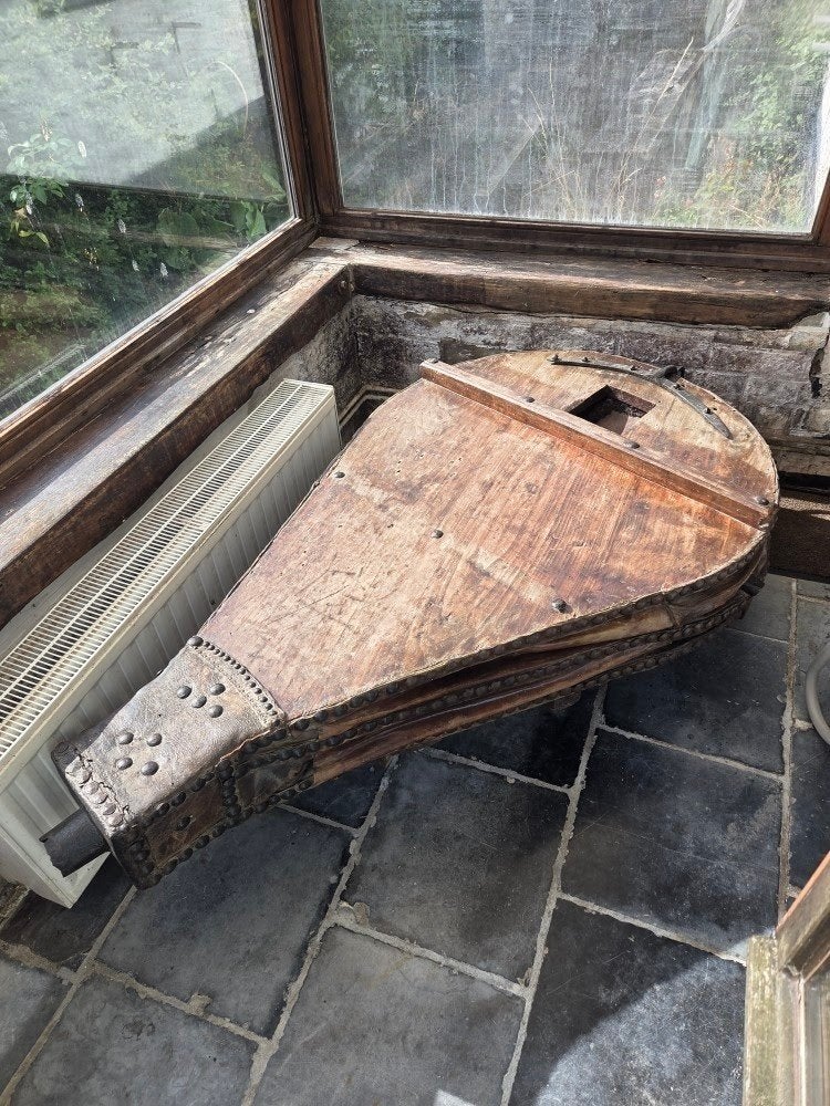 Table basse ancienne en soufflet de forge XXL– Bois & cuir, Antiquités & Art, Enlèvement