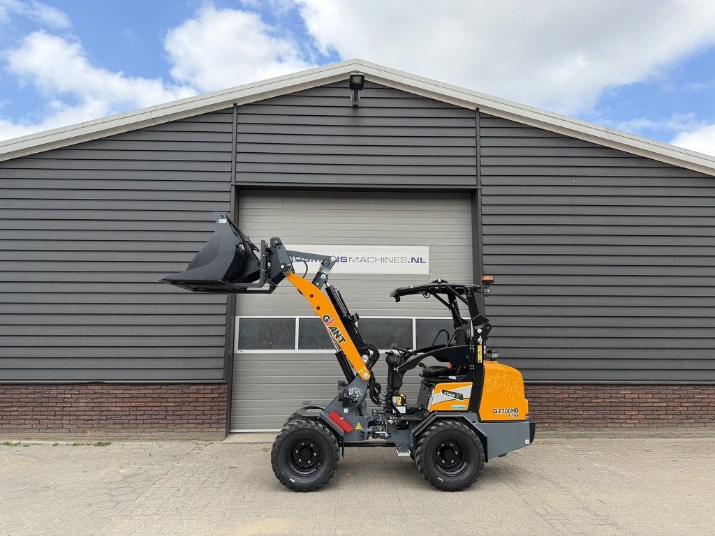 Giant G2300 X-TRA HD minishovel jubileum vol opties! €670, Tobroco, Info@tobroco.nl, Sprendlingenstraat 57
5061 KM  Oisterwijk, NL