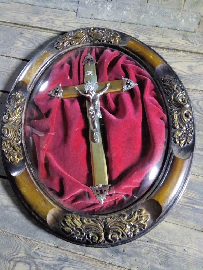 Crucifix op rood fluweel in houten kader met gebogen glas, Ophalen, Gebruikt, Overige typen, Christendom | Katholiek