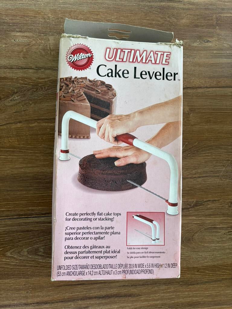 Wilton cake leveler, Hobby & Loisirs créatifs, Confection de Gâteaux & Cupcakes, Comme neuf, Autres types, Gâteaux et Tartes, Enlèvement