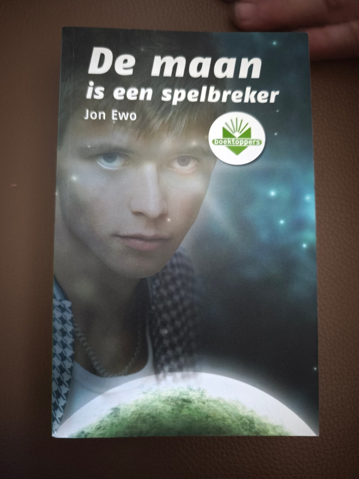 De maan is een spelbreker.  Jon Ewo, Ophalen of Verzenden, Zo goed als nieuw