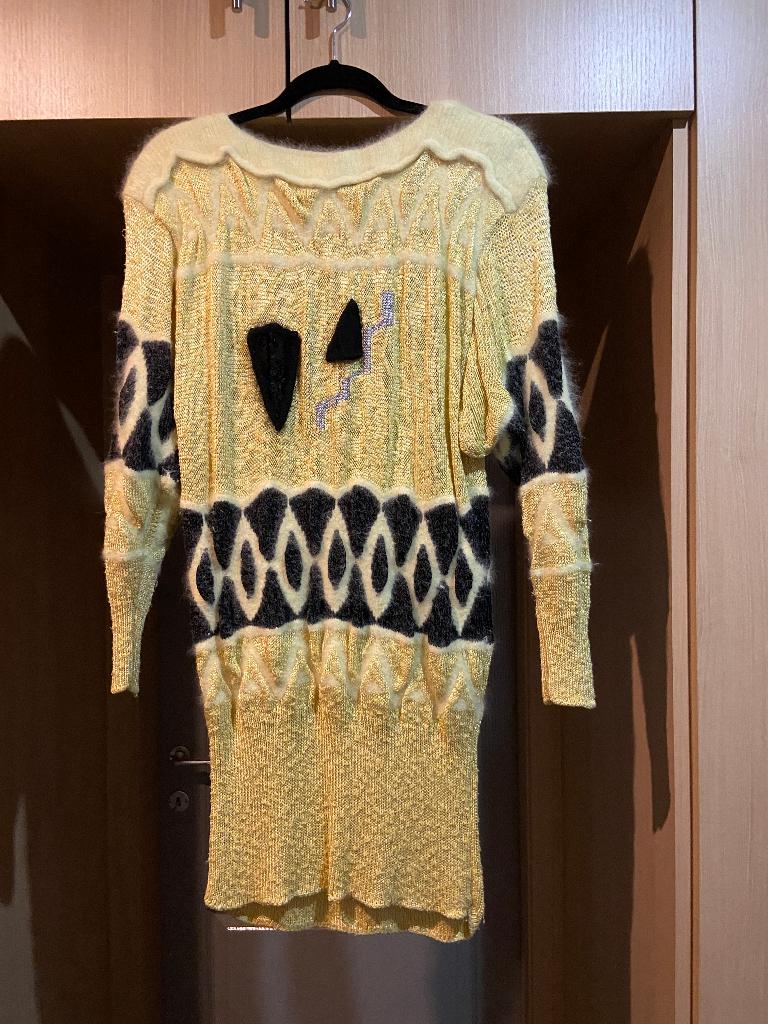 Geel wollen kleedje met zeer mooie zwarte accenten, Kleding | Dames, Jurken, Geel, Gedragen, Boven de knie, Ophalen