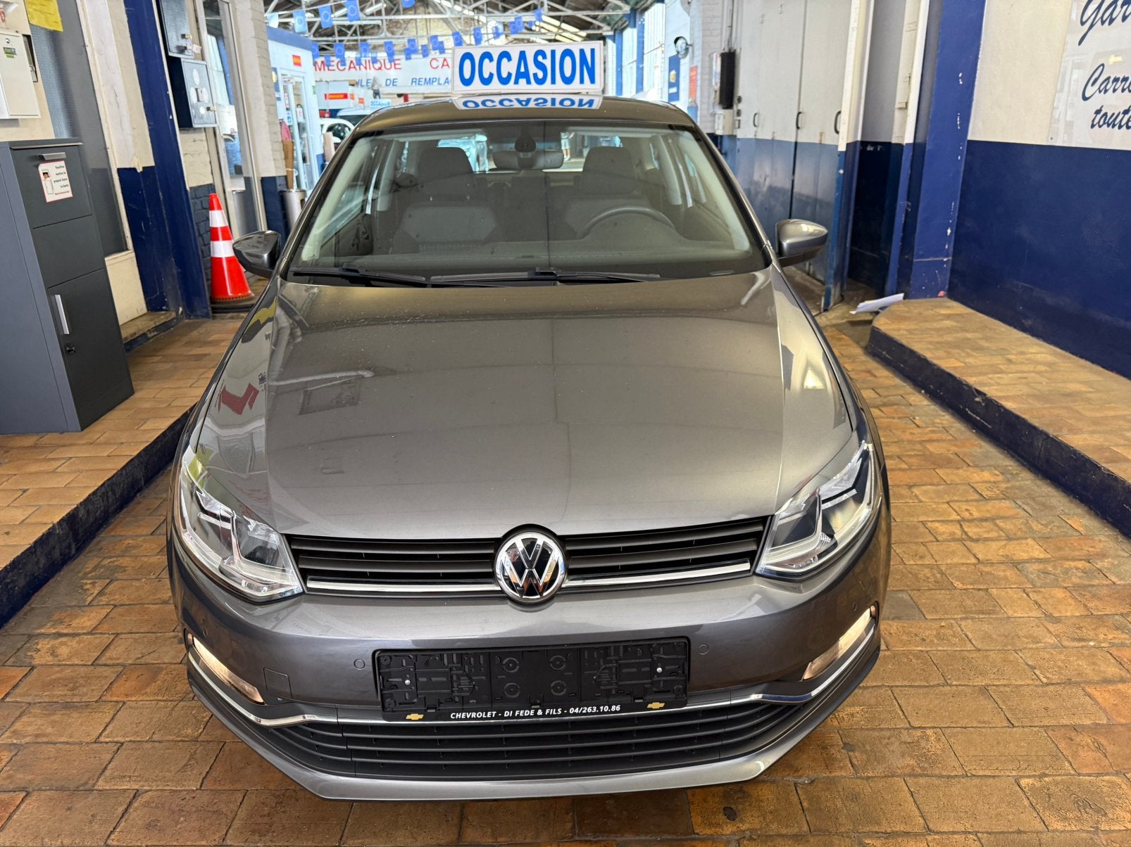 Polo 1.0 i 44 kw  60 cv airco bip av et ar 2015 71.000 km, Autos, Argent ou Gris, Achat, Entreprise, Garantie prolongée